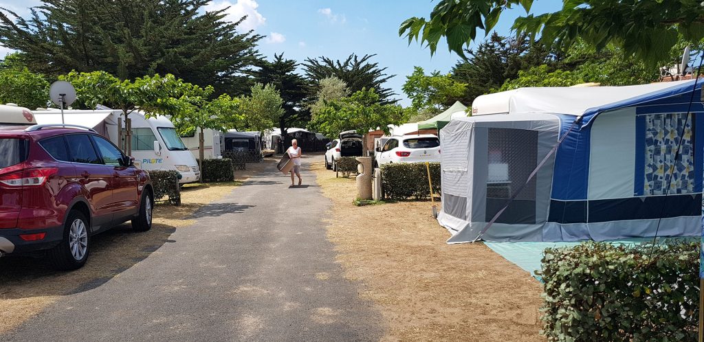 Emplacement camping ombragé au camping club Mahana à Saint-Hilaire de Riez 