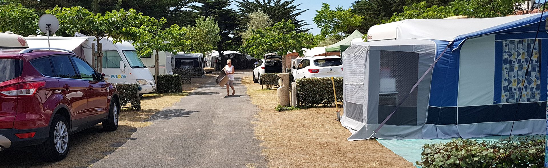 Emplacement camping ombragé au camping club Mahana à Saint-Hilaire de Riez