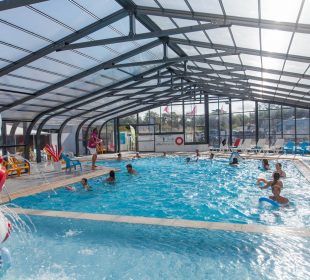 vue de l'intérieur de la piscine couverte du camping Mahana à St Hilaire de Riez