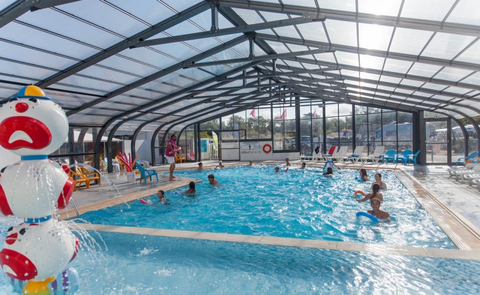 vue de l'intérieur de la piscine couverte du camping Mahana à St Hilaire de Riez