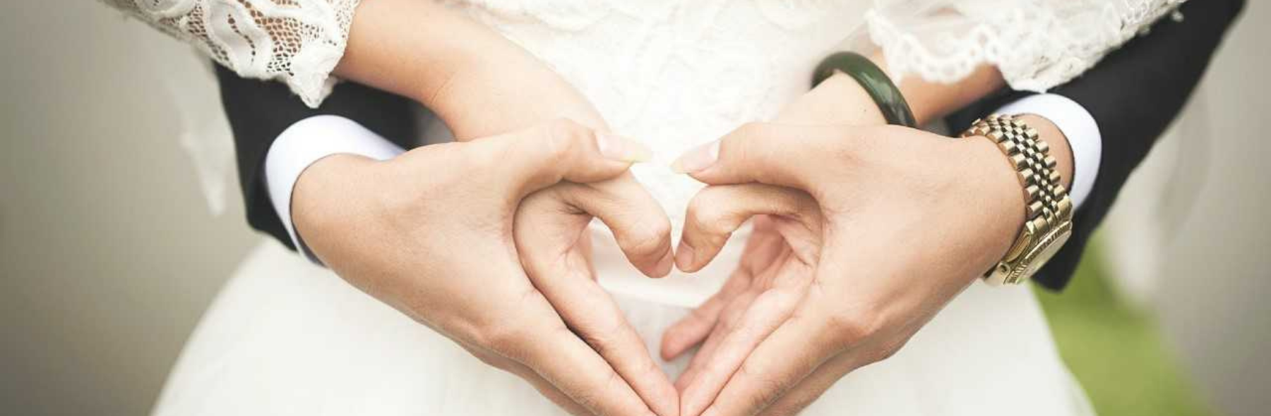 Camping Club Mahana : mariés formant un coeur avec leurs mains