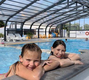 enfants au bord de la piscine du camping Mahana