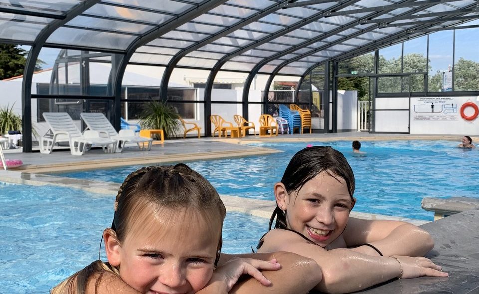 enfants au bord de la piscine du camping Mahana