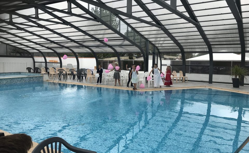 Camping St Hilaire de Riez avec piscine : vue de l'intérieur couvert de l'espace aquatique