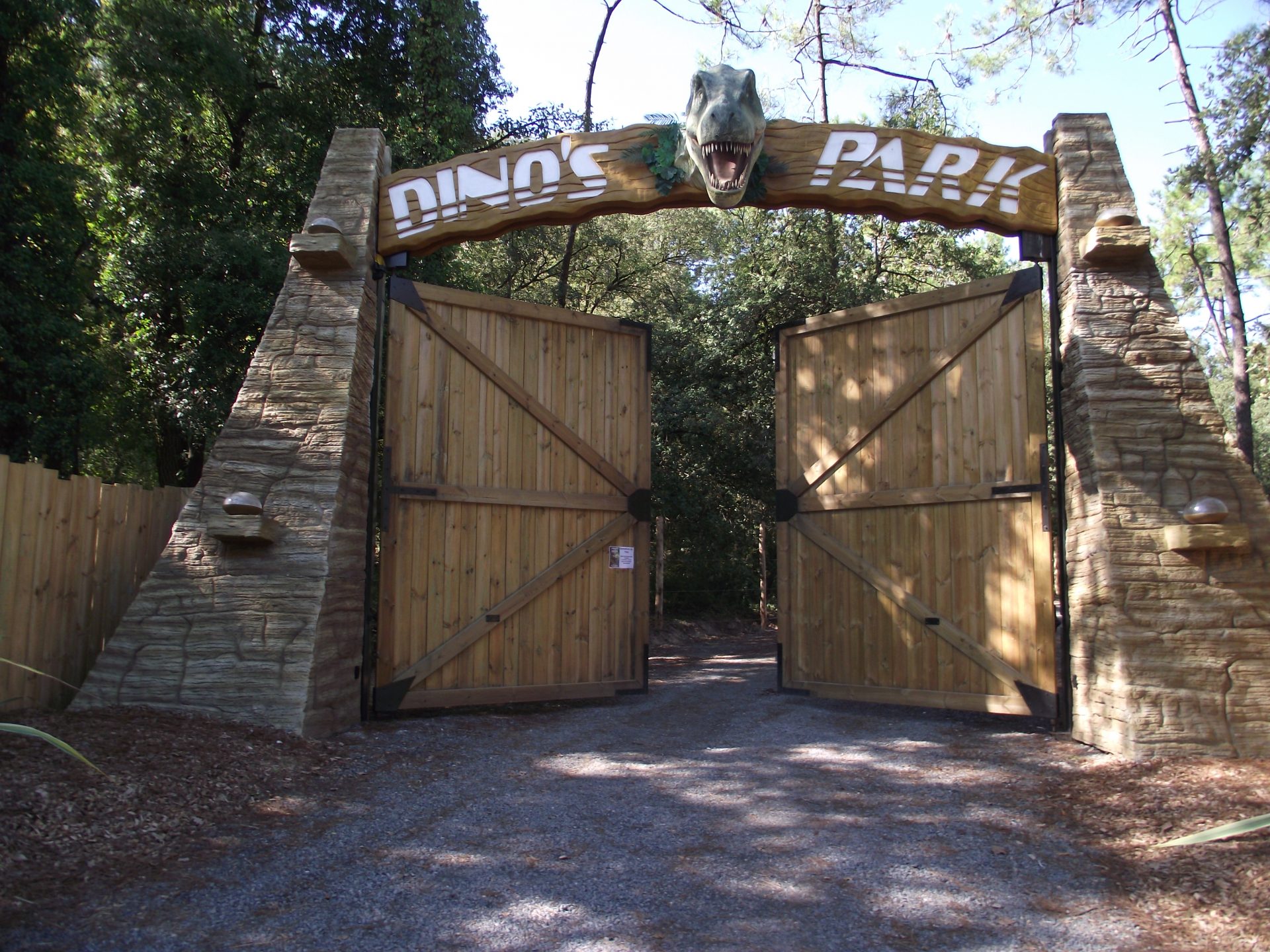 Camping Club Mahana : Dinospark Sthilairederiez Entree