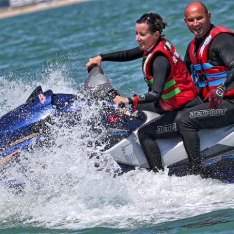 Deux personnes font du jet ski sur la mer