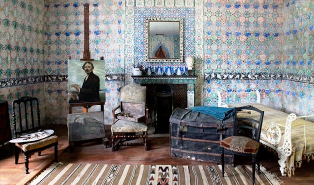 Chambre colorée avec peintures et mobilier ancien.