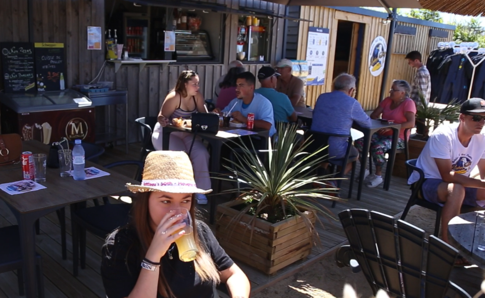 Camping Club Mahana : TERRASSE DU SNACK DE PLAGE CAMPING MAHANA SAINT HILAIRE DE RIEZ VENDEE