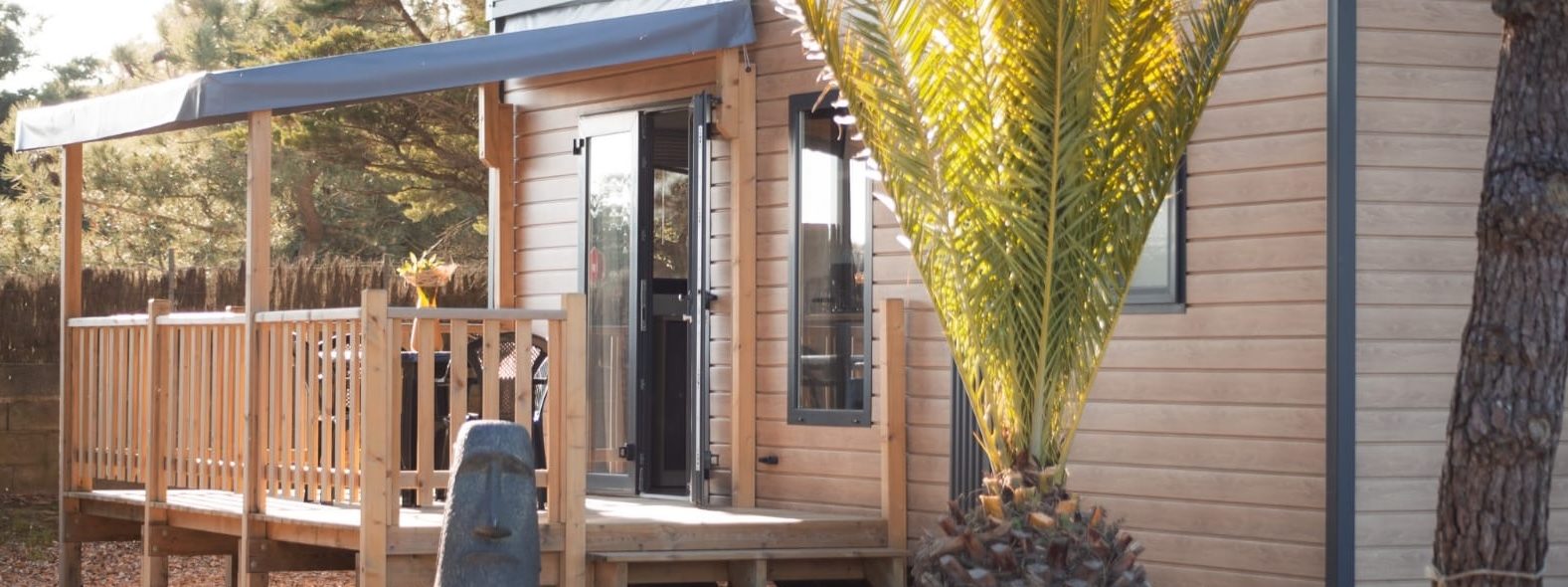 Camping Club Mahana : Extérieur du mobil-home TIMOE LODGE 4 personnes 2 chambres tout confort au bord de la mer