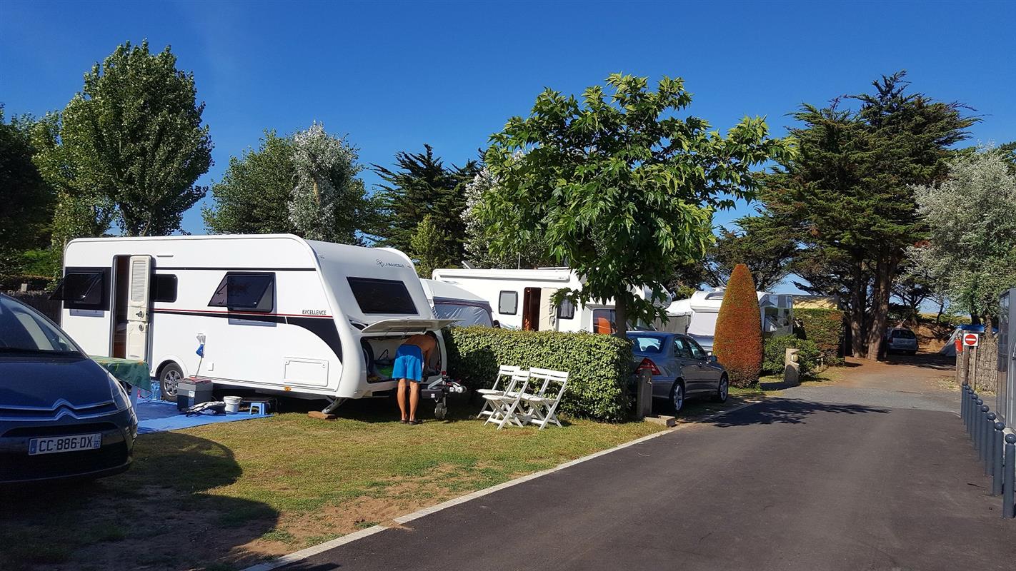 Camping-caravanes sous le ciel bleu.