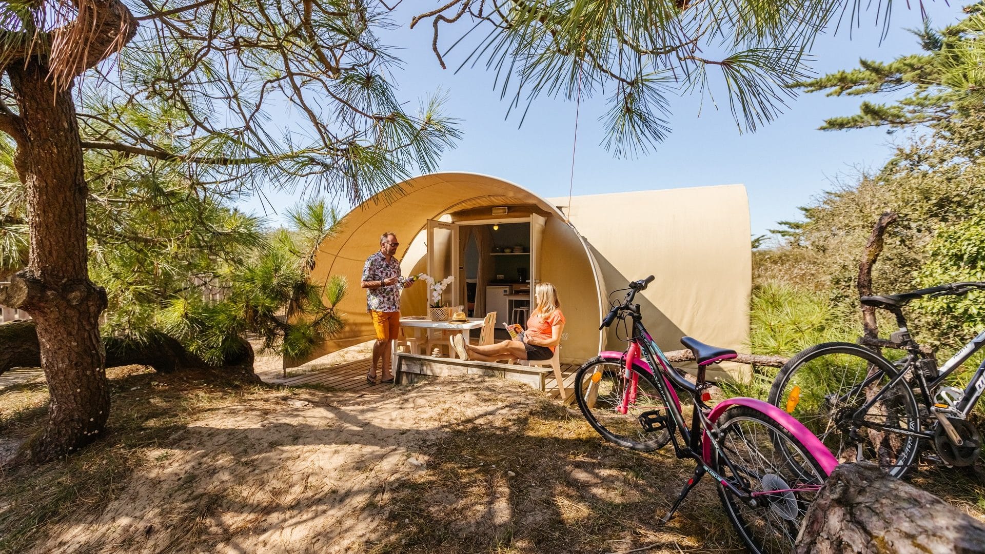 Personnes profitant d'un hébergement insolite en nature.