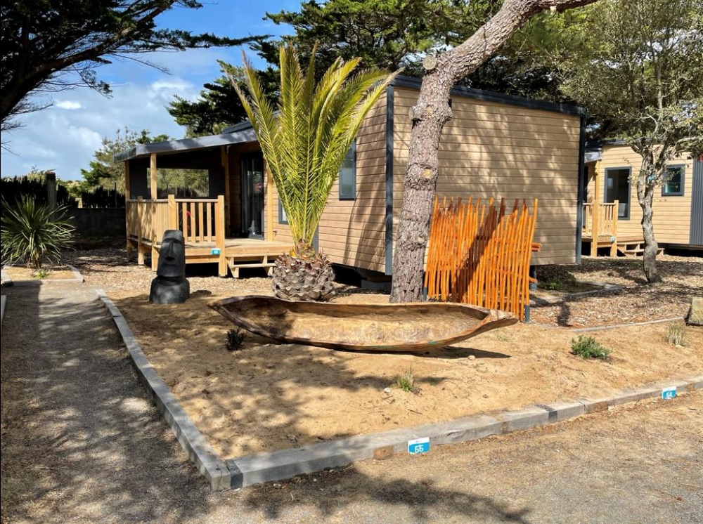 Bungalow en bois avec jardin et palmiers