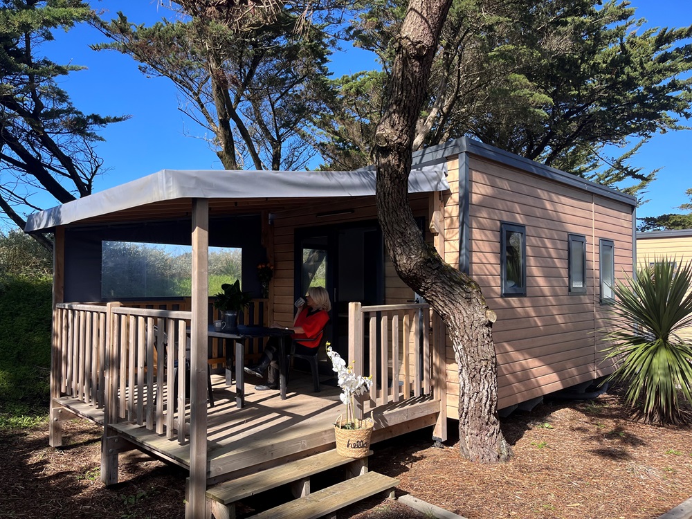 Terrasse en bois avec personne, mobil-home, pinède.