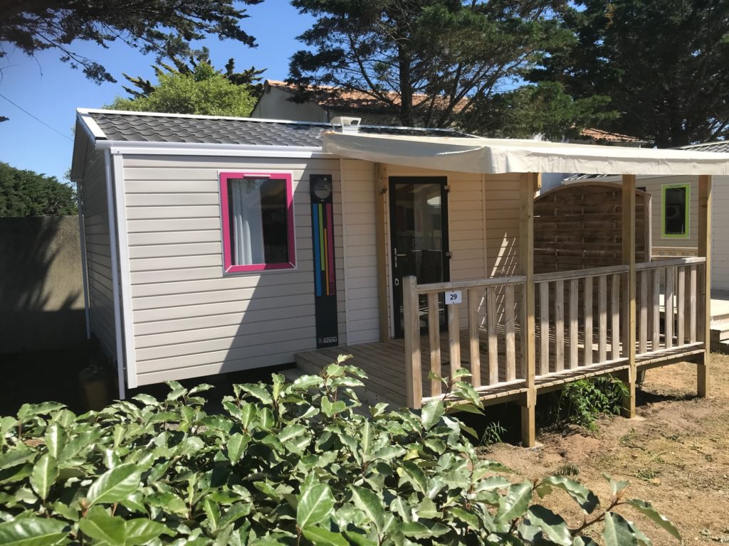 Mobil-home avec terrasse en bois et jardin