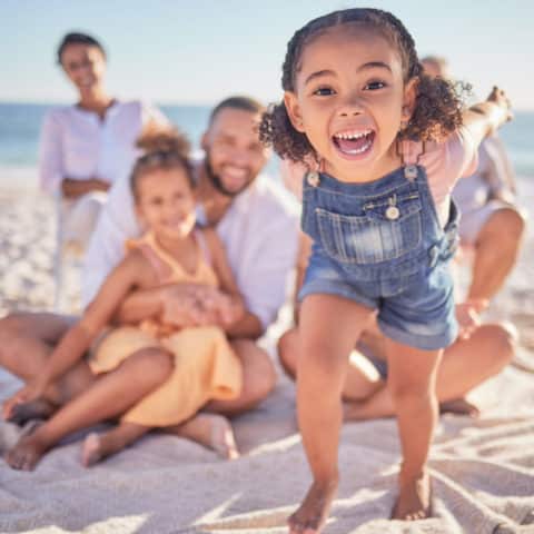 Fröhliche Kinder, die an einem sonnigen Strand spielen.